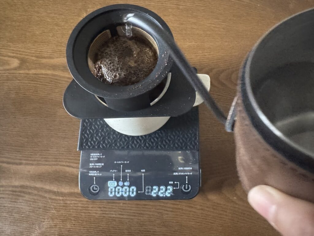 コーヒースケールを使って淹れる
